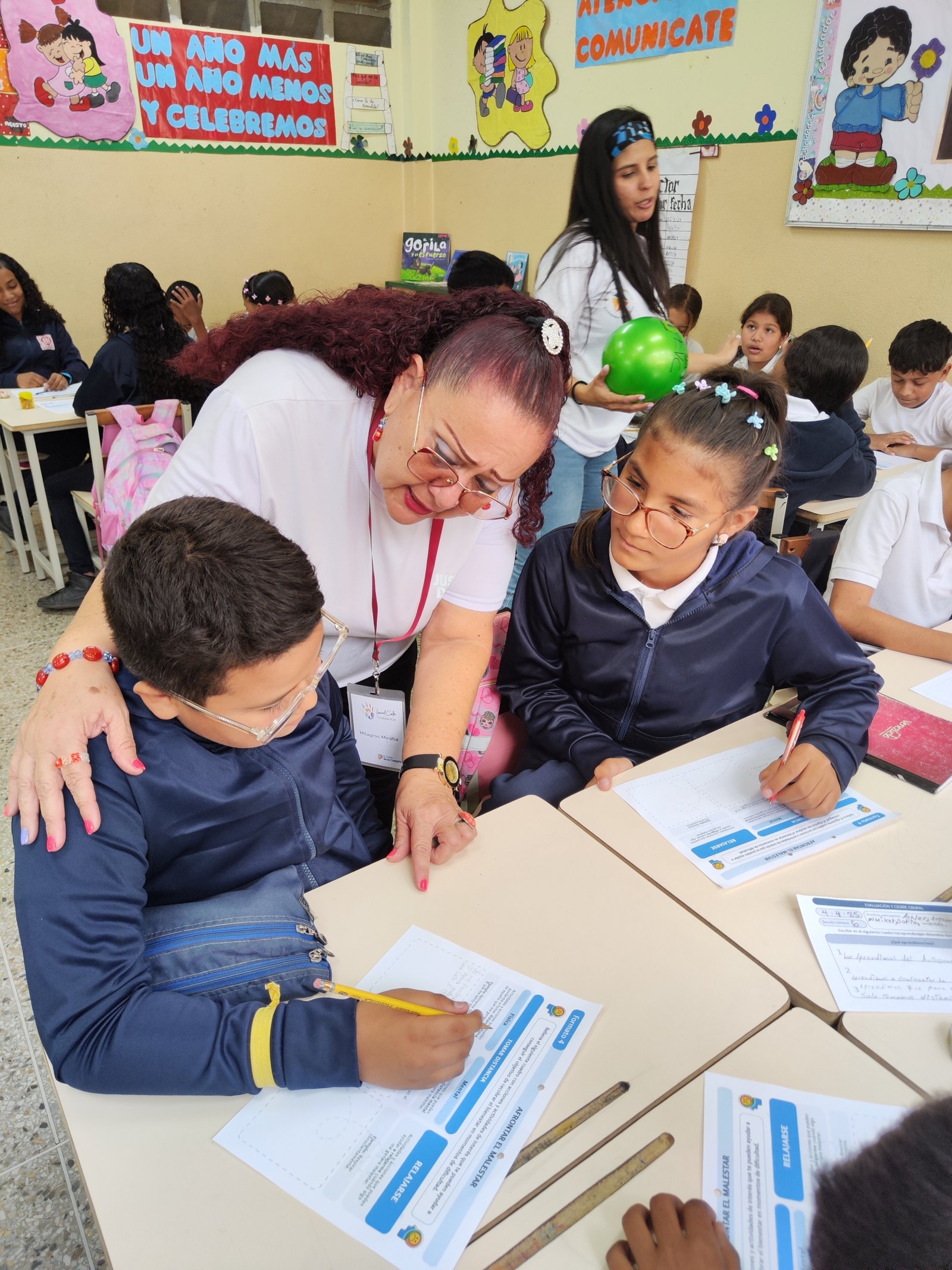 Docente acompañando a estudiantes en el aula