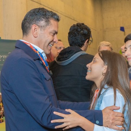Ismael Cala junto a jóvenes beneficiarios de la fundación