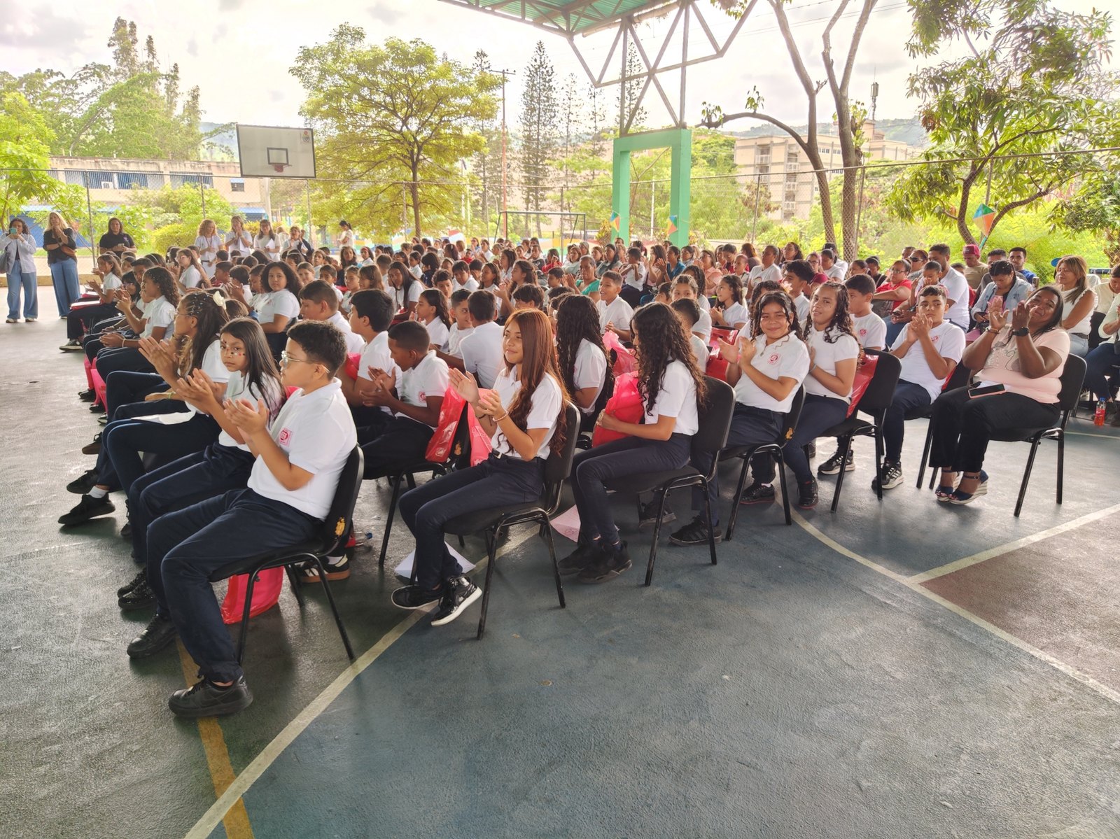 Encuentro escolar con cientos de estudiantes